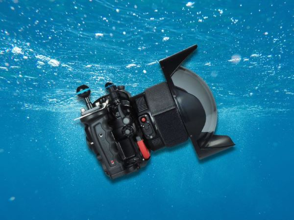 An underwaterhousing can be tilting over because of a large dome port